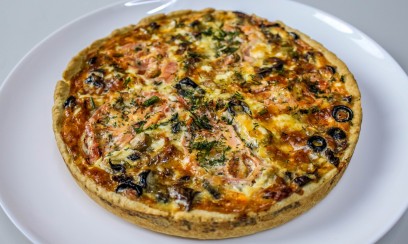 ФРАНЦУЗСКИЙ КИШ СЫРНЫЙ С МАСЛИНАМИ И ПОМИДОРАМИ